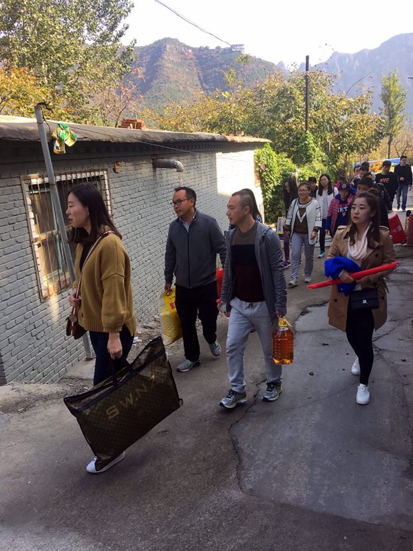2017年易尚國際裝飾“關(guān)愛老人，你我做得到”公益行.jpg